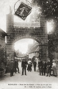 FETE DU 18 JUIN 1911, RUE DE LA GARE, CARTE POSTALE ANCIENNE, COLLECTION DE LA VILLE DE RUGLES, EURE (27), FRANCE 