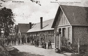 LES FAMILLES D'OUVRIERS DEVANT LES HABITATIONS OUVRIERES DES USINES DE TREFILERIES DU MOULIN A VENT, CARTE POSTALE ANCIENNE, COLLECTION DE LA VILLE DE RUGLES, EURE (27), FRANCE 