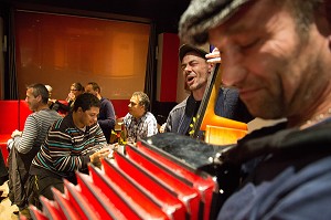 GROUPE DE MUSIQUE LES MEGOTS, AMBIANCE DE FETES, BAR DE NUIT, SO CAFE, RUGLES, (27) EURE, FRANCE 