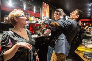 AMBIANCE FESTIVE A L'INTERIEUR DU CAFE, DANSE DERRIERE LE BAR, SO CAFE, RUGLES, (27) EURE, FRANCE 