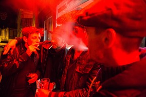 JEUNES EN TRAIN DE FUMER A LA SORTIE DU CAFE, BAR DE NUIT, SO CAFE, RUGLES, (27) EURE, FRANCE 