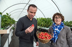 PRODUCTRICE DE FRAISES BEATRICE GOUARD DE MASLIVES AVEC LE CHEF CHRISTOPHE HAY DE LA MAISON D'A COTE DE MONTLIVAULT, LOIR-ET-CHER (41), FRANCE 