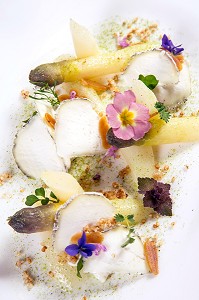 RECETTE D'ASPERGES DE SAINT CLAUDE, CHEVRE FRAIS ET FLEURS ET HERBES SAUVAGES PAR LE CHEF CHRISTOPHE HAY DE LA MAISON D'A COTE DE MONTLIVAULT, LOIR-ET-CHER (41), FRANCE 