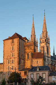 TOUR DITE LA MAL COIFFEE DU XIV EME SIECLE (ANCIEN DONJON DU CHATEAU) DEVANT LA CATHEDRALE, VILLE DE MOULINS-SUR-ALLIER, (03) ALLIER, AUVERGNE, FRANCE 