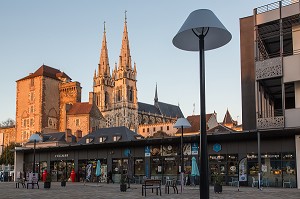 TOUR DITE LA MAL COIFFEE DU XIV EME SIECLE (ANCIEN DONJON DU CHATEAU) DEVANT LA CATHEDRALE, VILLE DE MOULINS-SUR-ALLIER, (03) ALLIER, AUVERGNE, FRANCE 