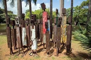SCULPTURE D'ART CONTEMPORAIN, AVANCONS TOUS ENSEMBLE DE LUZ SEVERINO, JARDIN TROPICAL DE L'HABITATION CLEMENT, ANCIENNE DISTILLERIE DE RHUM, RHUMERIE, LE FRANCOIS, MARTINIQUE, ANTILLES FRANCAISES, FRANCE 