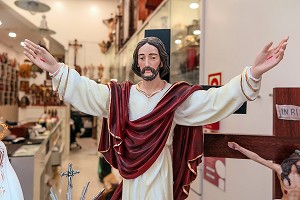 MAGASIN DE VENTES D'OBJETS RELIGIEUX (CHRIST ET VIERGE), VILLE DE PORTO, PORTUGAL 