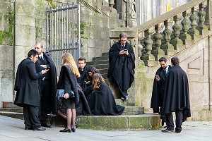 ETUDIANTS EN HABITS NOIRS PENDANT LA PERIODE DES EXAMENS DE FIN D'ANNEE, PORTO, PORTUGAL 