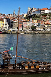 BATEAUX A FOND PLAT POUR LE TRANSPORT DES TONNEAUX DE VIN (BARCOS RABELOS) SUR LE DOURO AVEC LA VILLE ET LE PONT LUIS 1ER, SOCIETE ROZES, VILA NOVA DE GAIA, PORTO, PORTUGAL 