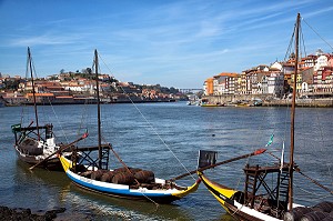 BATEAUX A FOND PLAT POUR LE TRANSPORT DES TONNEAUX DE VIN (BARCOS RABELOS) SUR LE DOURO AVEC LA VILLE, VILA NOVA DE GAIA, PORTO, PORTUGAL 
