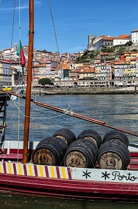 TONNEAUX DE LA SOCIETE FERREIRA, BATEAU A FOND PLAT POUR LE TRANSPORT DU VIN (BARCOS RABELOS) SUR LE DOURO AVEC LA VILLE ET LE PONT LUIS 1ER, VILA NOVA DE GAIA, PORTO, PORTUGAL 