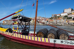 TONNEAUX DE LA SOCIETE FERREIRA, BATEAU A FOND PLAT POUR LE TRANSPORT DU VIN (BARCOS RABELOS) SUR LE DOURO AVEC LA VILLE ET LE PONT LUIS 1ER, VILA NOVA DE GAIA, PORTO, PORTUGAL 