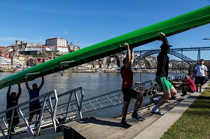 ENTRAINEMENT DU CLUB D'AVIRON SUR LES BERGES DU DOURO FACE A LA VILLE DE PORTO, VILA NOVA DE GAIA, PORTUGAL 