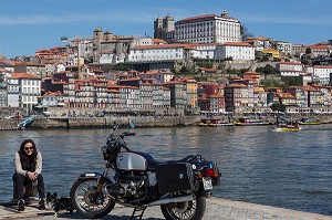 TOURISTE A MOTO SUR LES BERGES DU DOURO FACE A LA VILLE DE PORTO, VILA NOVA DE GAIA, PORTUGAL 