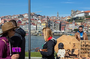 VENDEURS ARTISANS DE SOUVENIRS SUR LES BERGES DU DOURO FACE A LA VILLE DE PORTO, VILA NOVA DE GAIA, PORTUGAL 