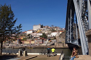 CYCLISTES AU BORD DU DOURO SOUS LE PONT LUIS IER REALISE PAR THEOPHILE SEYRIG, DISCIPLE DE GUSTAVE EIFFEL, VILA NOVA DE GAIA, PORTO, PORTUGAL 