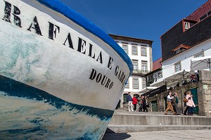 BARQUE TRADITIONNELLE SUR LES QUAIS DU DOURO, CAIS DA RIBEIRA, PORTO, PORTUGAL 