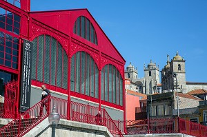 CENTRE CULTUREL DU MERCADO FERREIRA BORGES ET L'EGLISE SAO LOURENCO, PORTO, PORTUGAL 