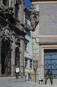 TOURISTES ET HABITANT AVEC SON CHIEN, LARGO DE SAN DOMINGOS, RUE DES FLEURS (RUA DAS FLORES), PORTO, PORTUGAL 