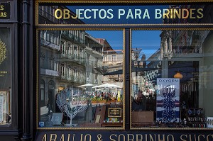 TERRASSE DE RESTAURANT ET FACADE DE L'HOTEL PAOTO AS 1829, RUE DES FLEURS (RUA DAS FLORES), PORTO, PORTUGAL 