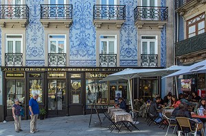 TERRASSE DU RESTAURANT LA PICOTA ET LA FACADE EN AZULEJOS DE L'HOTEL PAOTO AS 1829, RUE DES FLEURS (RUA DAS FLORES), PORTO, PORTUGAL 