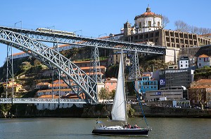 VOILIER SUR LE DOURO SOUS LE PONT LUIS 1ER AVEC LE DOME DU MONASTERE DE SERRA DO PILAR, PORTO, PORTUGAL 