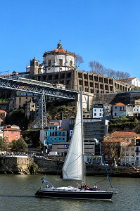 VOILIER SUR LE DOURO SOUS LE PONT LUIS 1ER AVEC LE DOME DU MONASTERE DE SERRA DO PILAR, PORTO, PORTUGAL 