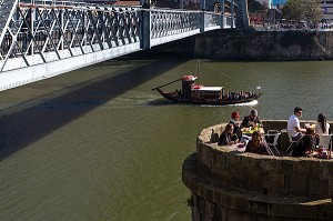 TERRASSE DU BAR PONTE PENSIL SOUS LE PONT LUIS 1ER AU BORD DU DOURO, CAIS DA RIBEIRA, PORTO, PORTUGAL 