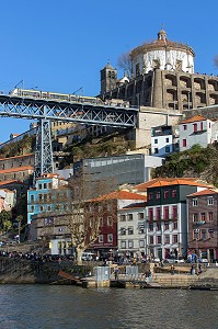 LES BORDS DU DOURO SOUS LE PONT LUIS 1ER AVEC LE DOME DU MONASTERE DE SERRA DO PILAR, PORTO, PORTUGAL 