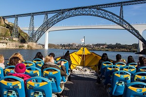 TOURISTES EN BALADE EN BATEAU SUR LE DOURO DEVANT LES PONTS MARIA PIA ET SAO JOAO BRIDGE, PORTO, PORTUGAL