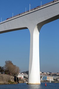 PONT FERROVIAIRE, PONTE DE L'INFANTE POUR LES TRAINS, PORTO, PORTUGAL
