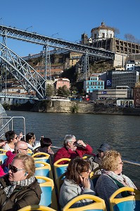 TOURISTES EN BALADE EN BATEAU SUR LE DOURO, PONT LUIS 1ER ET MONASTERE DE SERRA DO PILAR, PORTO, PORTUGAL 