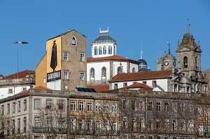 IMMEUBLE DE LA SOCIETE DE VINS DE PORTO SANDEMAN, DOME DU PALAIS DE LA BOURSE (PALACIO DA BOLSA) ET EGLISE DE SAN FRANCISCO (IGREJA MONUMENTO DE SAO FRANCISCO), PORTO, PORTUGAL 