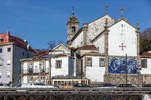 TRAMWAY DEVANT L'EGLISE (IGREJA PAROQUIAL DE MASSARELOS), CAIS DAS PEDRAS, PORTO, PORTUGAL 