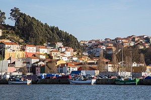 BATEAUX DE PECHEURS, QUARTIER DE LA MARINA DU DOURO, RUA DA PRAIA, VILA NOVA DE GAIA, PORTO, PORTUGAL 