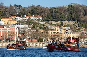 BALADE TOURISTIQUE EN BATEAU SUR LE DOURO, VILLE DE PORTO, PORTUGAL 