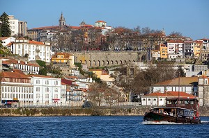 BALADE TOURISTIQUE EN BATEAU SUR LE DOURO, VILLE DE PORTO, PORTUGAL 