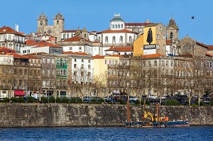 LES BORDS DU DOURO AVEC L'EGLISE DE SAO LOURENCO, LE DOME DU PALAIS DE LA BOURSE (PALACIO DA BOLSA), L'IMMEUBLE DE LA SOCIETE  SANDEMAN ET L'EGLISE DE SAN FRANCISCO (IGREJA MONUMENTO DE SAO FRANCISCO), PORTO, PORTUGAL 