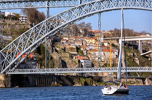 VOILIER SUR LE DOURO SOUS LE PONT LUIS 1ER, PORTO, PORTUGAL 