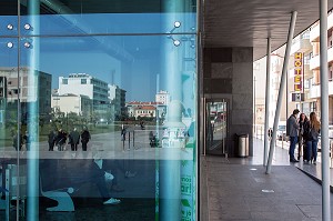 SORTIE DE LA GARE EN CENTRE VILLE, VILLE BALNEAIRE D'ESPINHO, PORTUGAL 