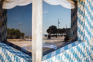 LA MER ET LA PLAGE DEVANT LE RESTAURANT DE POISSONS ET FRUITS DE MER, RISTAURANTE AQUARIO MARISQUEIRA, VILLE BALNEAIRE D'ESPINHO, PORTUGAL 