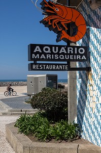 LA MER ET LA PLAGE DEVANT LE RESTAURANT DE POISSONS ET FRUITS DE MER, RISTAURANTE AQUARIO MARISQUEIRA, VILLE BALNEAIRE D'ESPINHO, PORTUGAL 