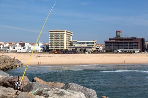 LA MER ET LA PLAGE DEVANT LE CASINO, VILLE BALNEAIRE D'ESPINHO, PORTUGAL 