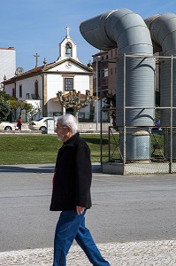 CAPELA DE NOTRE DAME DA AJUDA DEVANT LES TUYAUX D'AERATION DE LA VILLE, CHAPELLE DE VILLE BALNEAIRE D'ESPINHO, PORTUGAL 