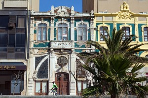 VIEILLE MAISON A L'ABANDON, FACADE STYLE BELLE EPOQUE DU DEBUT DU XX EME SIECLE, VILLE BALNEAIRE D'ESPINHO, PORTUGAL 