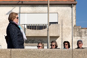 PERSONNES AGEES ASSISES SUR UN BANC SUR LA PROMENADE DE FRONT DE MER, VILLE BALNEAIRE D'ESPINHO, PORTUGAL 