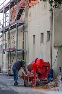 OUVRIER SUR UN RAVALEMENT DE FACADE AVEC SA BETONNEUSE, SANTA MARIA DE FEIRA, PORTUGAL 