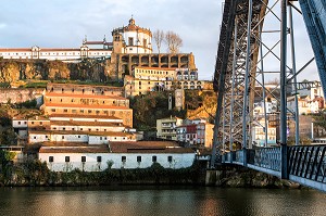 PONT LUIS IER SUR LE DOURO AVEC LE DOME DU MONASTERE DE SERRA DO PILAR, VILA NOVA DE GAIA, PORTO, PORTUGAL 