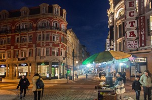 RUE COMMERCANTE DE LA RUA DE PASSOS MANUEL A LA TOMBEE DE LA NUIT, PORTO, PORTUGAL 