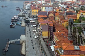 VUE SUR LE DOURO ET SES BATEAUX DEPUIS LE PONT LUIS 1ER, VILLE DE PORTO, PORTUGAL 